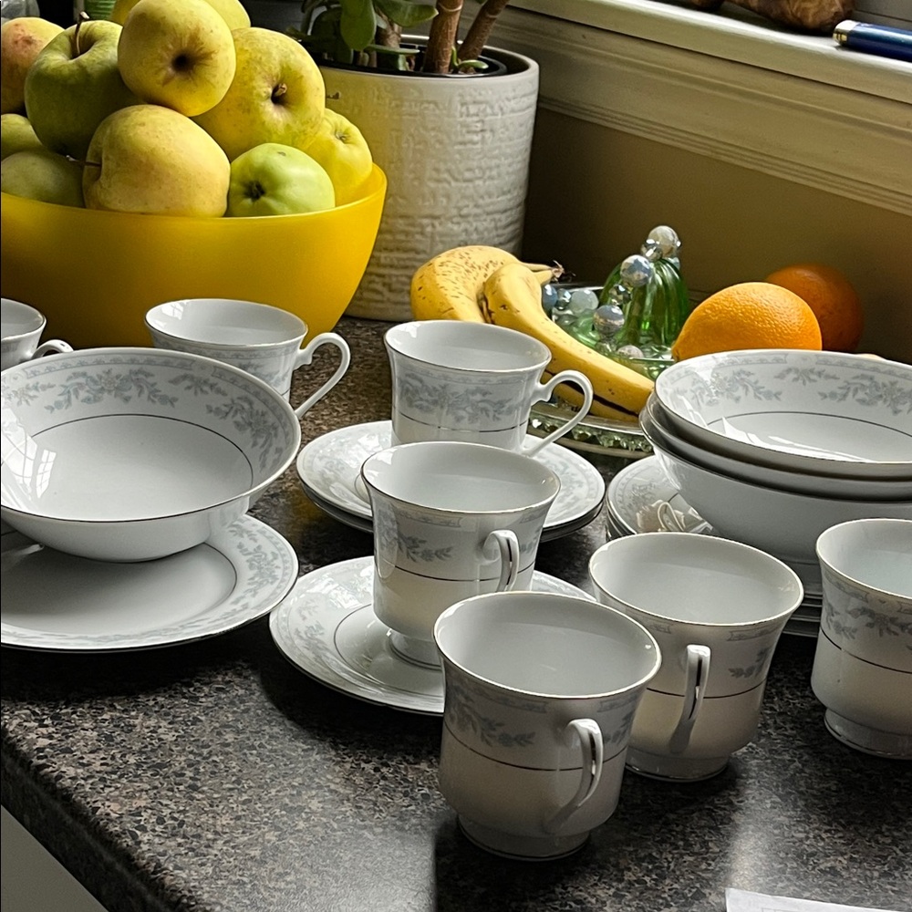 🌸 Vintage 1986 Floral Porcelain Dish Set – Safeway Premium